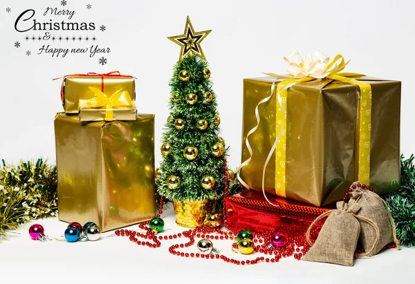 Árbol Navidad Decorado Con Regalos Sobre Fondo Blanco Cerca Plantilla — Foto de Stock