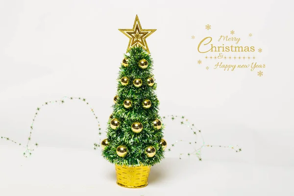 Hermoso Árbol Navidad Con Adornos Oro Luces Guirnalda Fondo Blanco — Foto de Stock