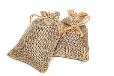 Beyaz arka planda iki keten çanta, yakın çekim. Çuval bezi. Kaba kumaştan dantelli dekoratif poşetler. Stüdyo görüntüsü, kopyalama alanı.