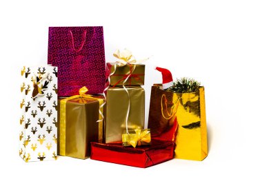 Noel hediyeleri kutuları. Tebrik kartı için fiyonklu mutlu noel hediyesi kutusu. Metnin için dekorasyon ve kopyalama alanı. Mutlu yıllar 2021 Kış mutlu el yapımı bayram kompozisyonu.