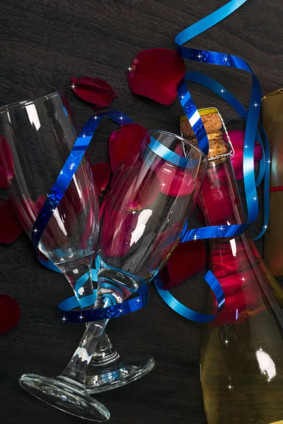 Κόκκινα Ροδοπέταλα Κουτιά Δώρων Εορταστική Διακόσμηση Και Σερπεντίνη Μπουκάλι Σαμπάνιας — Φωτογραφία Αρχείου