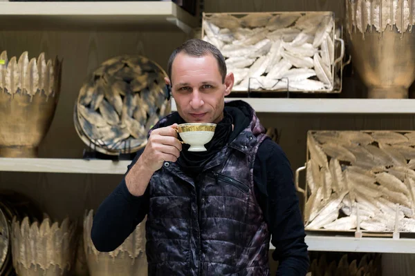 Zeit Zum Entspannen Netter Mann Grüner Jacke Der Tee Trinkt — Stockfoto