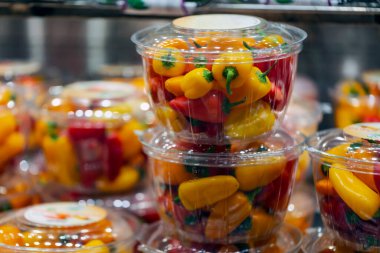 Renkli kırmızı biber, şeffaf plastik kutularda biber. Süpermarketteki bir rafta duran kutuda Bulgar biberi.