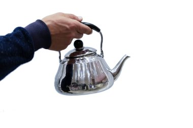 Tencere dibin kara seninki benden kara. Beyaz arka planda izole edilmiş paslanmaz bir su testisi tutuyordu.