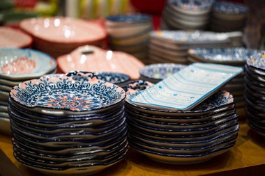 Tabak yığını masada boş. Tatil iç dekorasyonu. Dekoratif boyalı tabakları hazırlayın. Türkçe, İslam, Arapça ya da Hint tarzında el çizimi desen. Yüzeyin derinliği. Tabak ve Kase Yığını