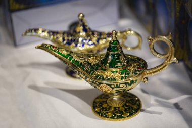 Eski tarz altın sihirli lambalar. Aladdin 'in Cin' le olan hikayesinden kalma arzuların lambası. Dilek, şans ve sihir kavramı. Seçici odaklanma. Herhangi bir tasarım için alanı kopyala