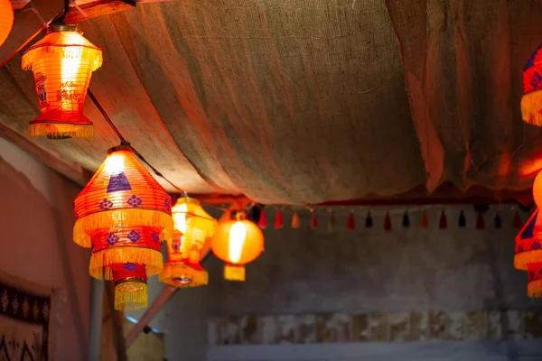 Çin 'in yeni mutlu yılının gecesinde Çin kırmızı feneri. Güzel Kızıl Çin kağıt lambası yeni yıl festivali sokak dekorasyonu. Seçici odaklanma. Uzayı kopyala Bulanık arkaplan