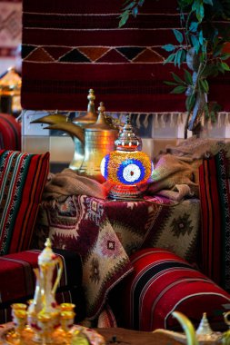 Türk iç dizayn terası. Eski bir İslami çaydanlık ve masa lambası. Mozaik lambayı Arap tarzında kapat. Çok şık geleneksel dekoratif lamba. Doğu İslami Orta Doğu Dekorasyonu