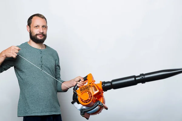 Man Som Kör Motorn Drar Sladden Ett Air Blower Tool — Stockfoto