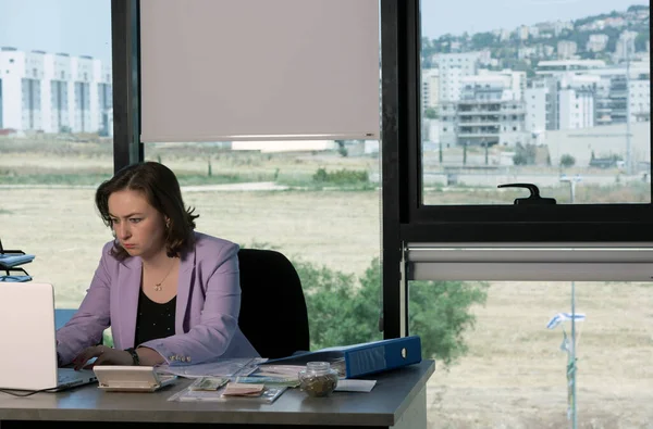 Mulher Pensando Algo Office Trabalhando Usando Laptop Lendo Mail Cliente — Fotografia de Stock