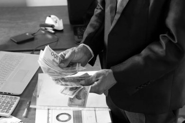 İşadamı Elleri 'nin İsrail Yeni Şekel ve dolarlarının para hayranı olduğu siyah beyaz bir görüntü. El 'in kesilmiş görüntüsü banknotları tutuyor. Seçici odaklanma. fotoğraf ciddi bankacı adam para sayar