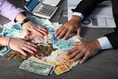  İşadamı Hands, İsrail 'in yeni para, GBP ve dolarlarının bir hayranı için sözleşme tutuyor ve veriyor. El 'in kesilmiş görüntüsü banknotları tutuyor. Seçici odaklanma. Bir erkek ve bir kadının elleri para tutar.