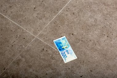 İsrail Ulusal İstihbaratı 'nın sokak zemininden 200 banknot, İsrail parası, İsrail' de iş. Para (ILS shekels) zemin parlak, gri kare karolar. Para bulmak, yerden gelen fatura.