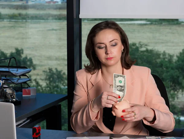 Mulher Atraente Coloca Uma Nota Dólar Banco Rosa Porquinho Para — Fotografia de Stock