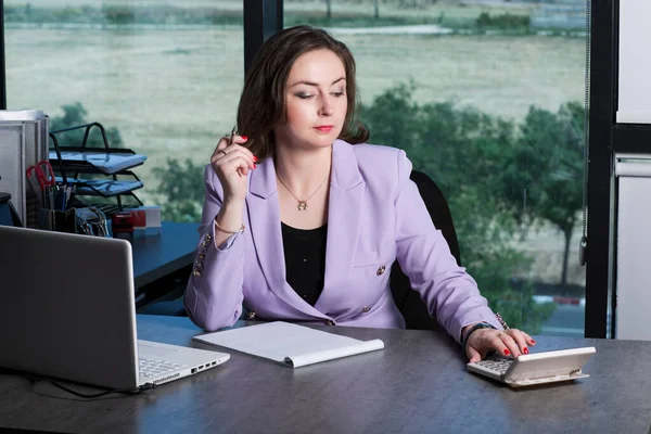 Contabilista Mulher Negócios Rigoroso Terno Roxo Sentado Seu Local Trabalho — Fotografia de Stock