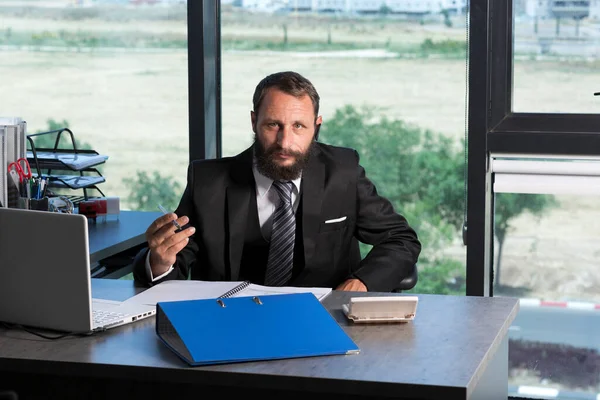 Man Met Baard Draagt Een Stropdas Een Zwart Pak Zit — Stockfoto