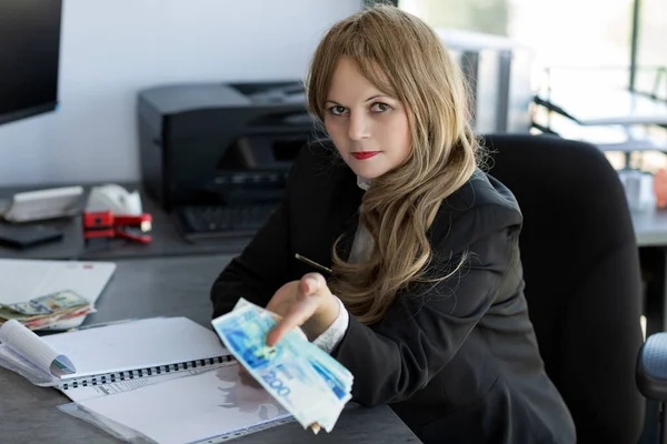 Mulher Negócios Caucasiana Amigável Com Cabelo Loiro Claro Longo Terno — Fotografia de Stock