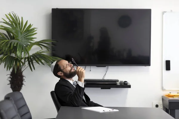 Volwassen Joodse Man Een Keppeltje Bril Heeft Een Goed Idee — Stockfoto