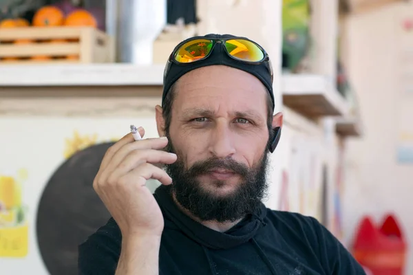 Retrato Homem Frio Branco Fumando Cigarro Usando Óculos Sol Boné — Fotografia de Stock