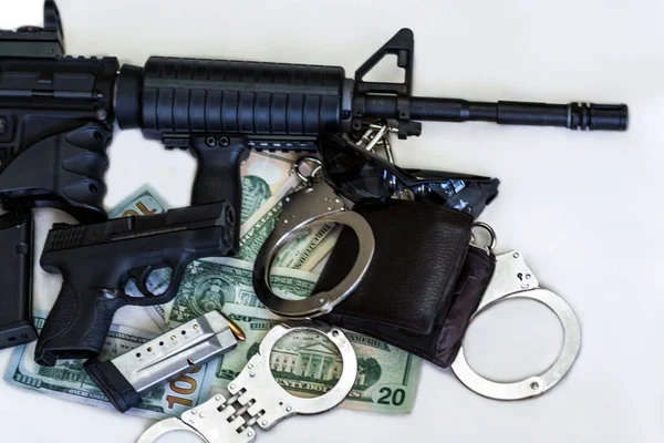 Μοντέρνο Αυτόματο Τουφέκι Ασημένιες Αστυνομικές Χειροπέδες Δερμάτινο Πορτοφόλι Ημιαυτόματο Πιστόλι — Φωτογραφία Αρχείου