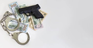 Modern otomatik tüfek, tabanca, silah ve mermiler 9mm mühimmat, İsrail Yeni Shekel 'lerinde kelepçe ve Amerikan doları banknotları. Suçlu parası ve cezası, kopyalama uzayı. Mali Suçlar Bayrağı. M-16 Tüfeği