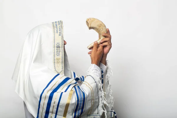 Homme Juif Tallit Soufflant Shofar Roch Hashanah Nouvel Symbole Religieux — Photo