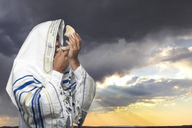 Tallit 'teki Yahudi adam, üzerinde İbranice 