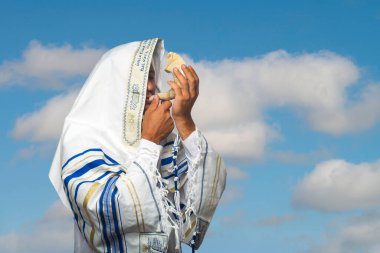Tallit 'teki Yahudi adam, üzerinde İbranice 