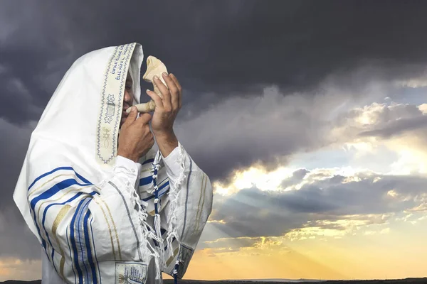 Tallit 'teki Yahudi adam, üzerinde İbranice 