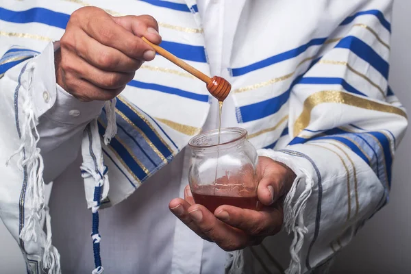 Jood Gewikkeld Een Tallit Gebed Sjaal Man Hand Houden Van — Stockfoto