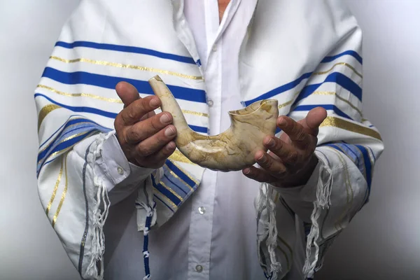 Hombre Judío Envuelto Mantón Oración Tallit Sosteniendo Shofar Cuerno Rosh —  Fotos de Stock