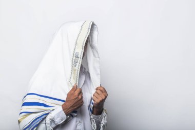 Kudüs İsrail 'de dualarla sarmalanmış dindar bir ortodoks olan Yahudi adam. Sabah sabah dua şalı takan bir haham. Beyaz Dua Şalı - Tallit, Yahudi dini sembolü.