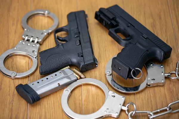 Set Aus Zwei Halbautomatischen Pistolen Mit Munition Und Zwei Polizeihandschellen — Stockfoto