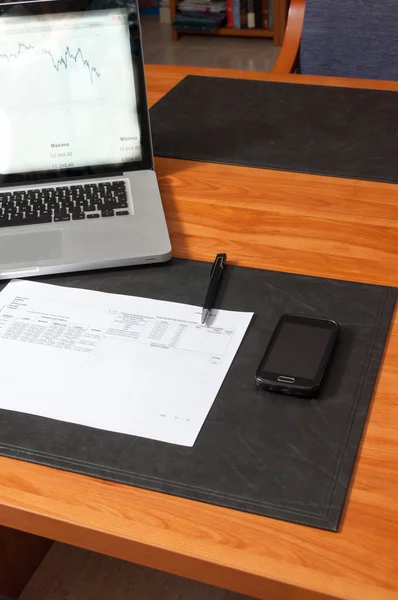 Biurko z dokumentów, laptop i smartphone — Zdjęcie stockowe