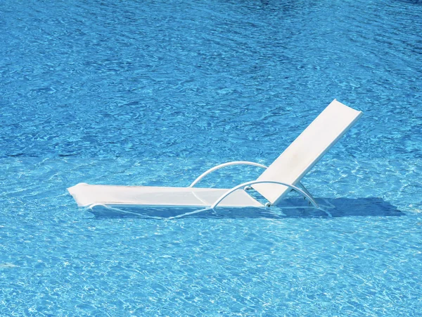 Chaise de piscine eau claire — Photo