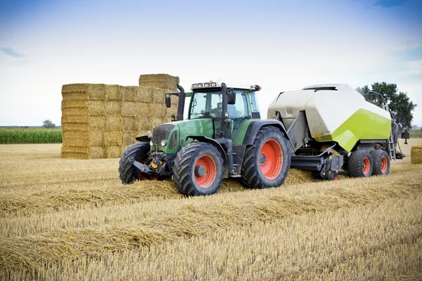 Un tracteur récolte du blé sur un champ — Photo