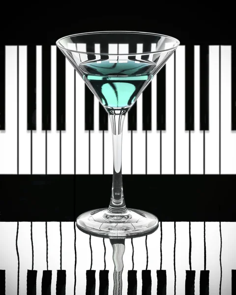 黑色和白色的钢琴背景上的蓝色鸡尾酒 — 图库照片