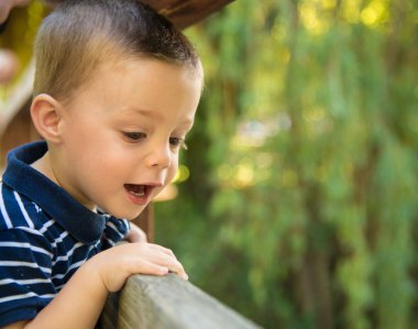 Çocuk bir korkuluk aracılığıyla arıyor