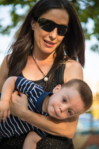 Žena s dítětem v náručí — Stock fotografie