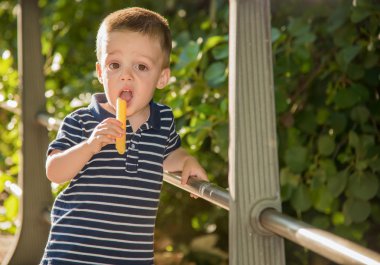 Atıştıracak bir şeyler yeme çocuk