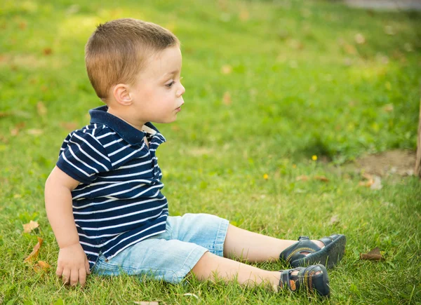 Kind auf Gras — Stockfoto