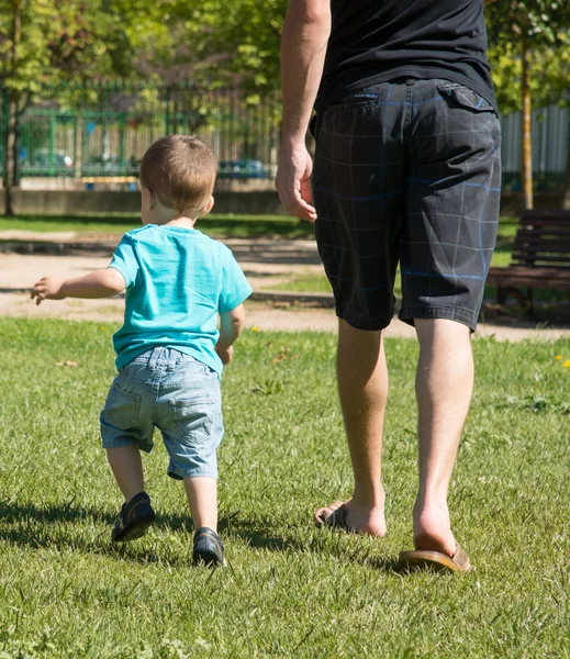 Dítě a dospělí v parku — Stock fotografie