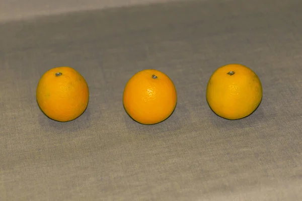 Tres Naranjas Maduras Luz Natural —  Fotos de Stock