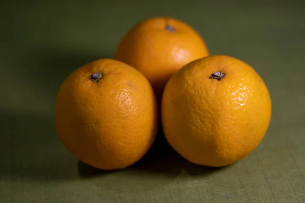Τρία Ώριμα Πορτοκάλια Στο Φυσικό Φως — Φωτογραφία Αρχείου