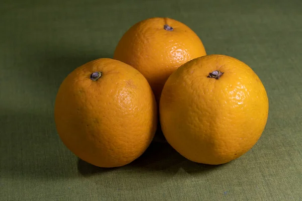 Τρία Ώριμα Πορτοκάλια Στο Φυσικό Φως — Φωτογραφία Αρχείου