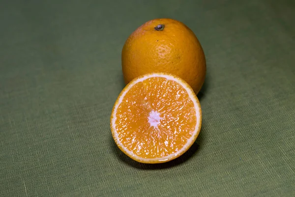 Maturare Arancione Uno Sfondo Tessuto — Foto Stock