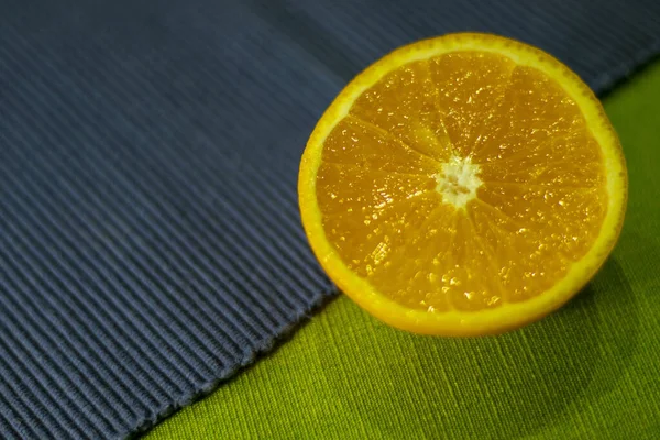 Una Naranja Rodajas Sobre Paño Verde Azul —  Fotos de Stock