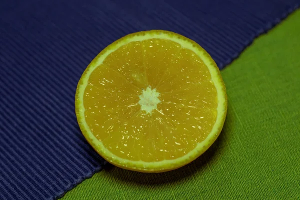 Una Naranja Rodajas Sobre Paño Verde Azul —  Fotos de Stock