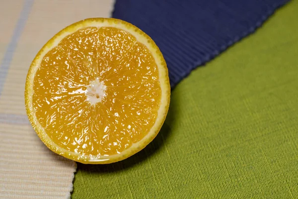 Una Naranja Rodajas Sobre Paño Verde Azul —  Fotos de Stock