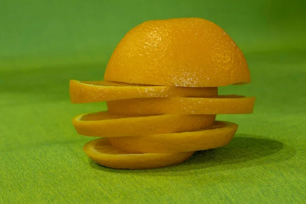 Cut Orange Slices Form Pyramid Green Cloth — Stock Photo, Image
